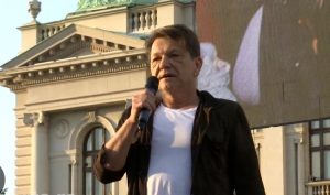 Dragan Bjelogrlić na protestu u Beogradu 2023